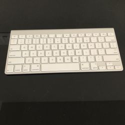 APPLE Apple Wireless Bluetooth Keyboard Takes AA Batteries 