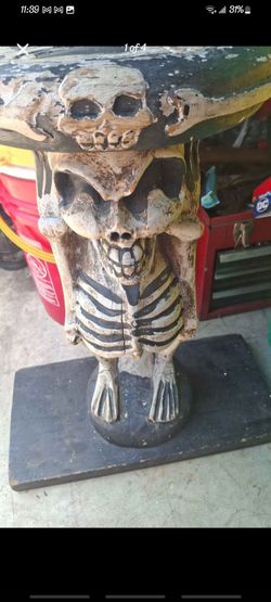 Skull table