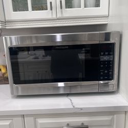 Frigidaire Large Microwave 