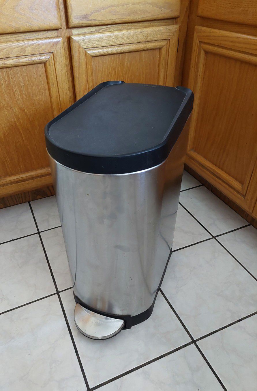 Kitchen Trash Can By Simplehuman