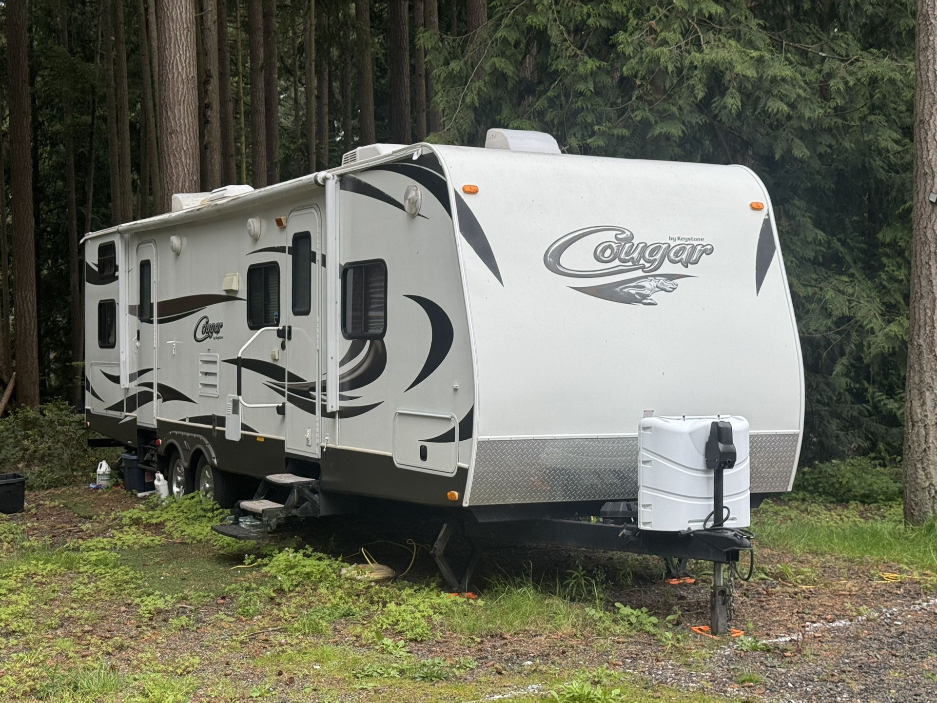 2013 Keystone Cougar X-Lite series (36 feet, sleeps 11) 31SQB (Don’t confuse the 31 here to be its length. It is 35 feet long)