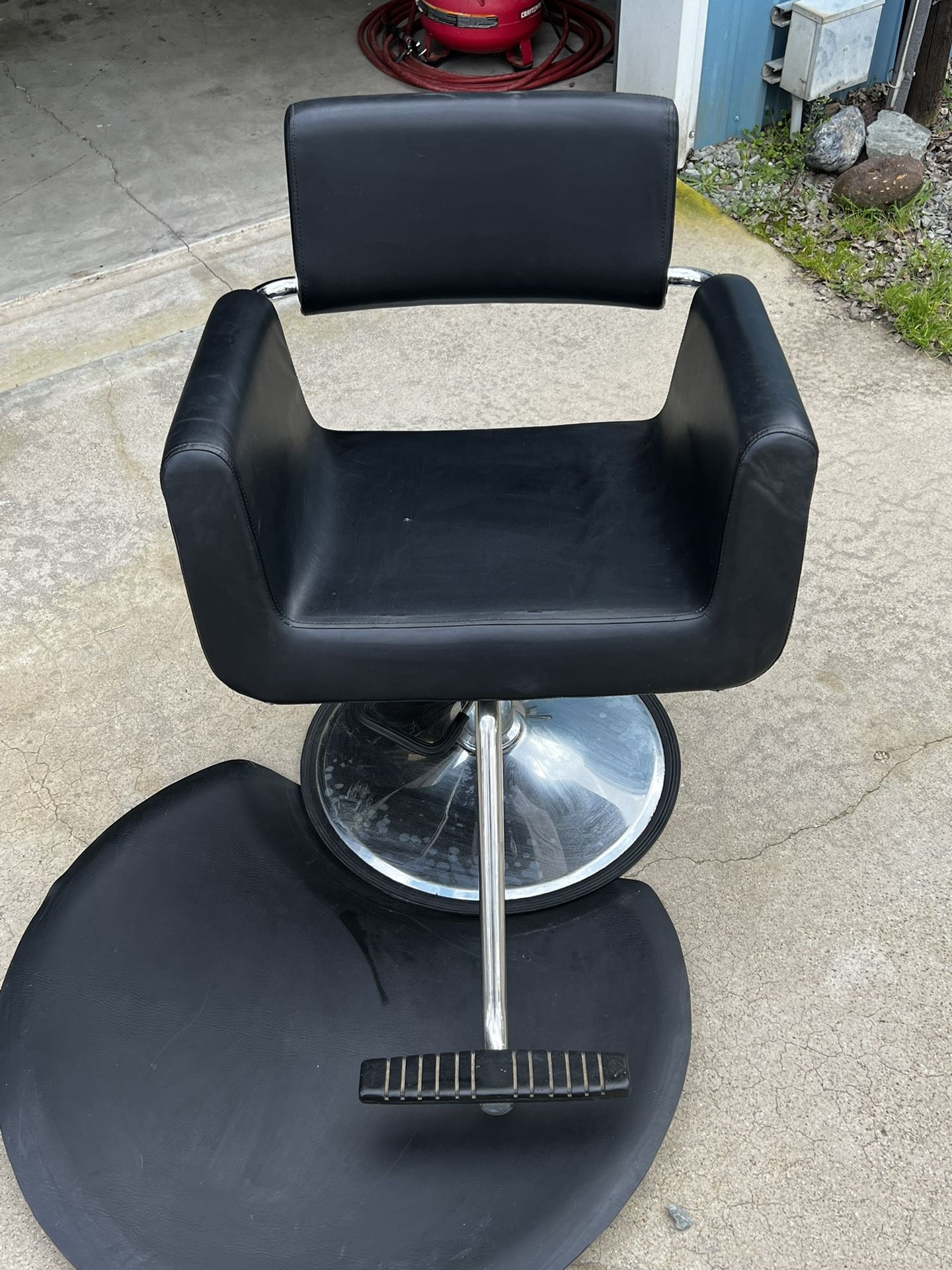 Salon Chair And Semi Circle Standing Mat 