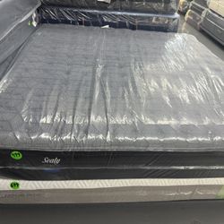 KING SIZE SEALY POSTUREPEDIC MATTRESS & BOX SPRINGS BED SET