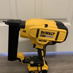 Dewalt 20V MAX XR Lithium-Ion Electric Cordless 18-Gauge Brad Nailer Dcn681