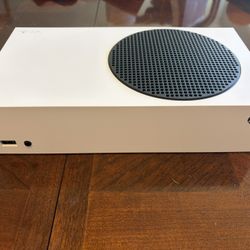 Xbox Series S - Like New - Low Use (<70 hrs) - Adult Owned