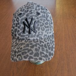 New Era Women's New York Yankees 9FORTY hat cap black gray leopard print 
one sz fits all. Pre-owned, good shape, please see photos for details.
100% 