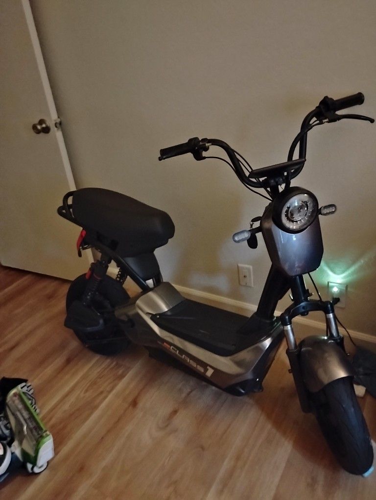 Electric 48v Sit Down Scooter *Hybrid