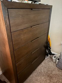 Quality dresser and night stand ( like new)
