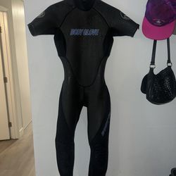 Women’s Small Wetsuit 3/2 mm