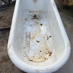 Cast iron tub with metal crows feet