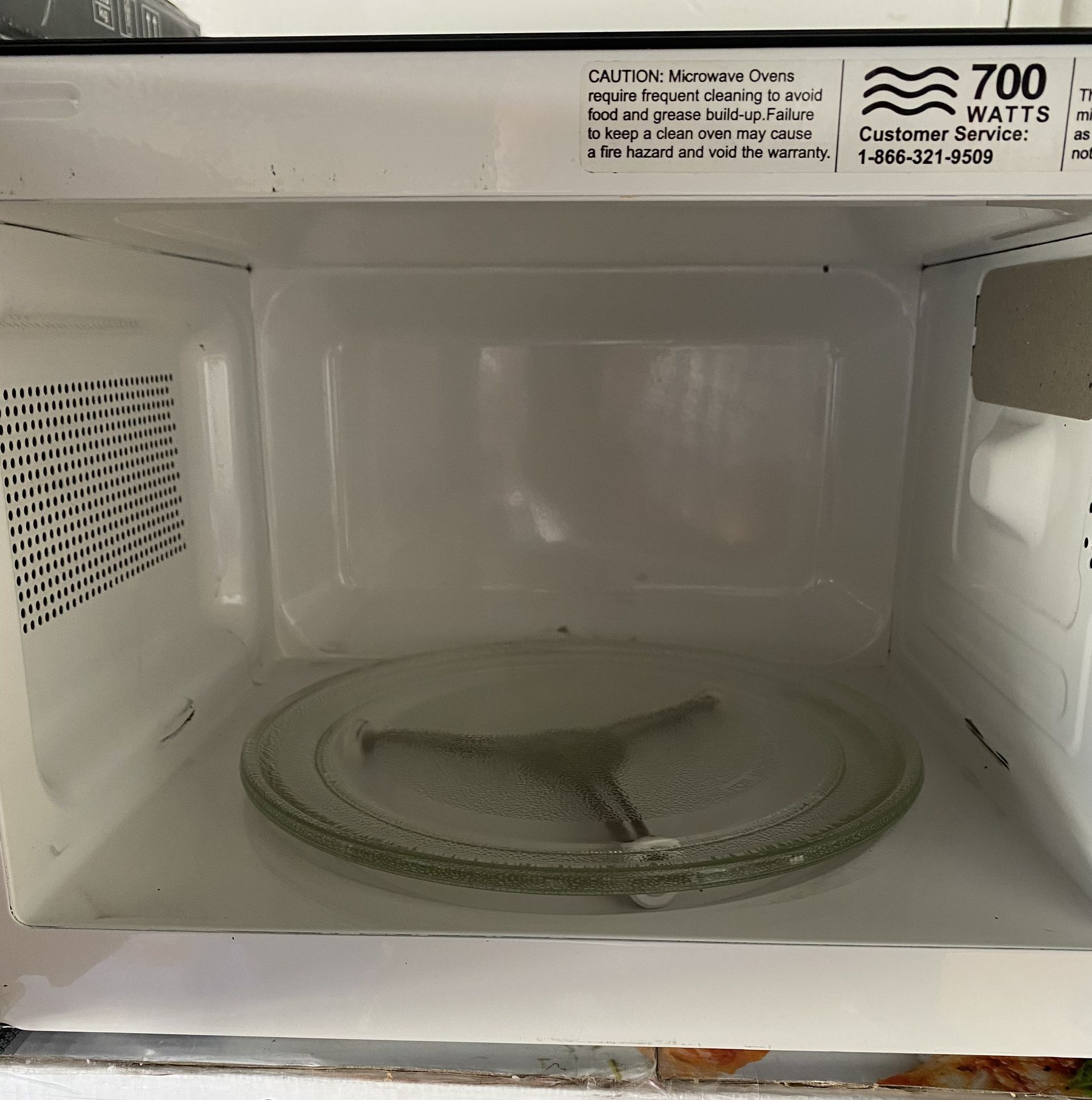 Microwave 700W Used In Good Condition for Sale in Bell Gardens