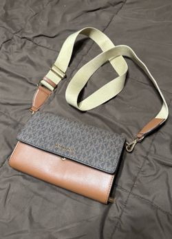 Michale Kors Jet Set Smartphone Convertible Crossbody Bag