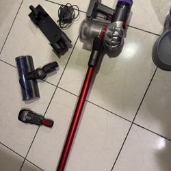 Dyson V8 Aspiradora Inalámbrica / Plateada / Nueva
