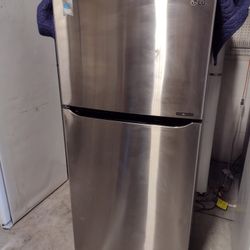 Brand new stainless fridge, delivery available!!!