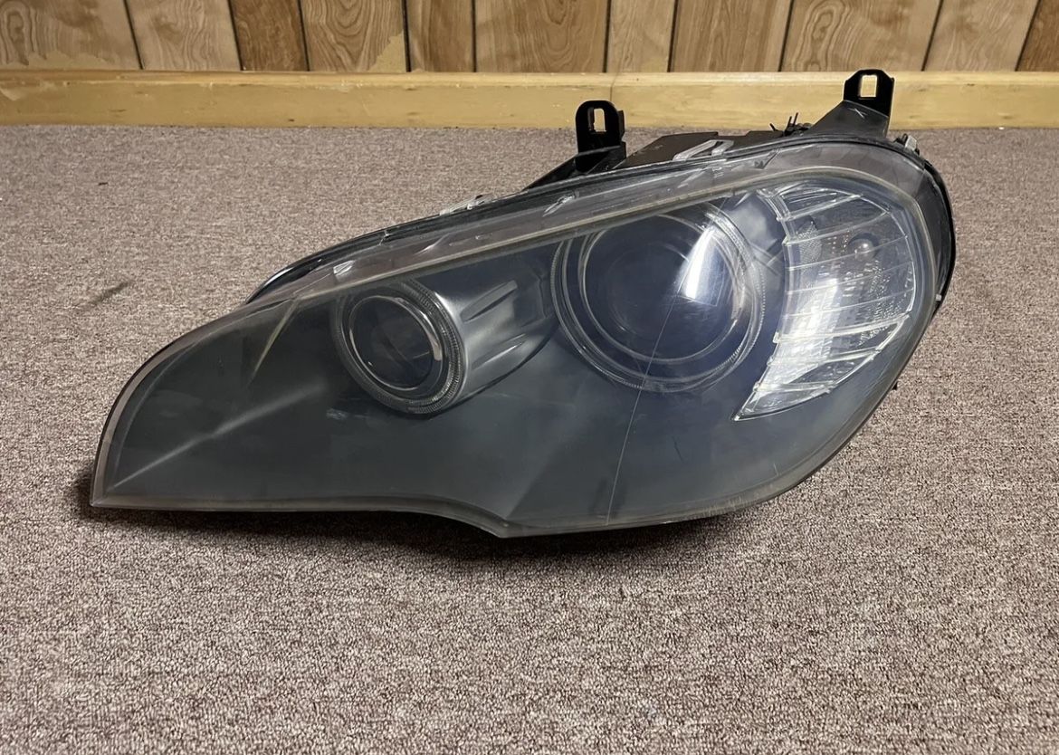 2007 BMW x5 Driver Side Headlight Dynamic BiXenon HID