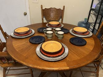 service for 4, fleur de lis, I have 2 sets I don't have the box, used only for decoration. (the silver plate not included)