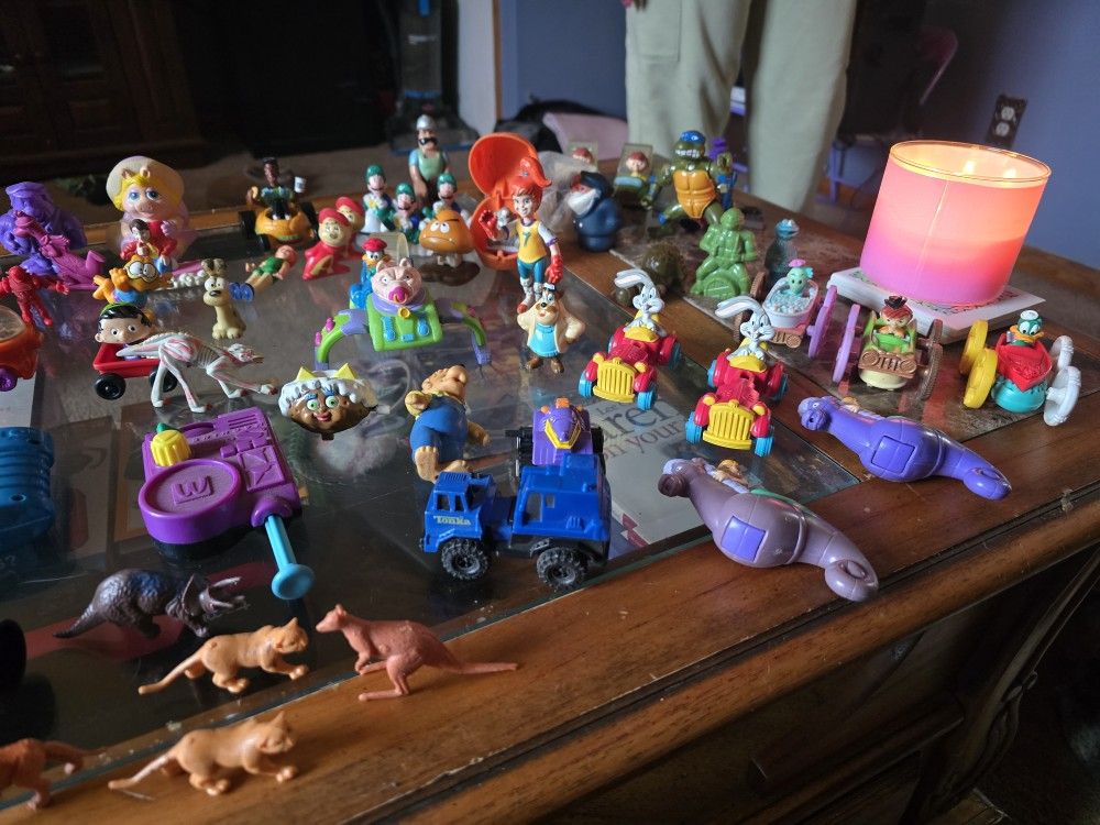 Lot of 93 various Fast Food toys as well as some miscellaneous others from 70s - 90s