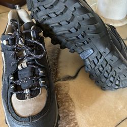 Women’s Steel-toed Sneakers