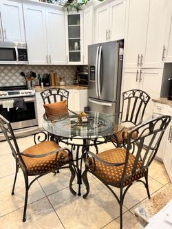 Kitchen/dining table