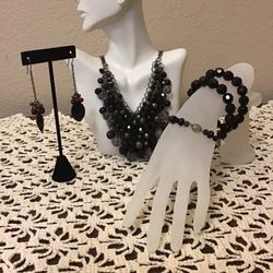 EUC Crystals Necklace, 3 Crystals Bracelets & Earrings L. New/ EUC Collar, Pulseras & Aros de Cadena Oscura, Cristales Negros, Grises, Claros & Perlas