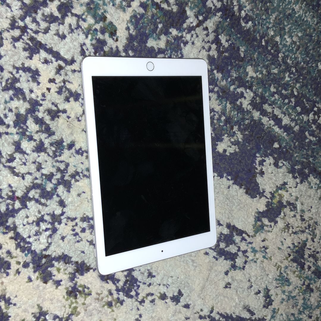 Apple IPad (6th Gen) 32 GB Excellent Condition