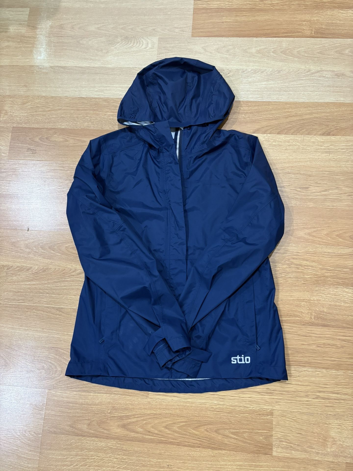 Navy Stio women's rain jacket #outdoorjacket