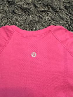 Lululemon Woman’s Fuscia Top Size 2