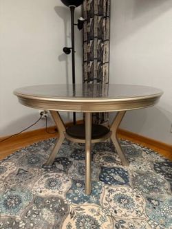 KITCHEN TABLE WITH RUG *** MOVING SALE