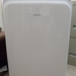 INSIGNIA PORTABLE AIR CONDITIONER  (6000 BTU)