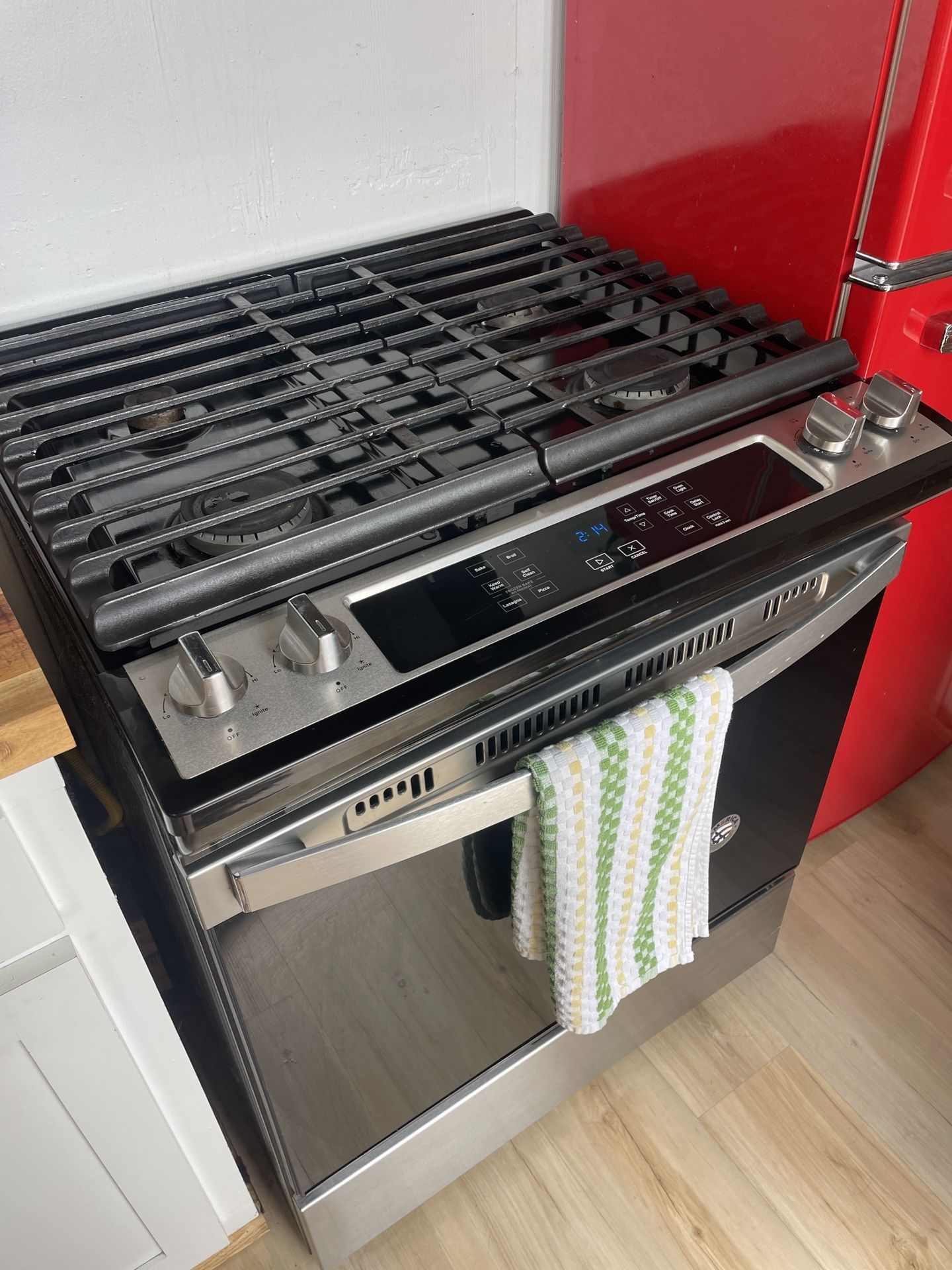 Whirlpool 30 in. Gas Range with Self Cleaning Oven in Stainless Steel