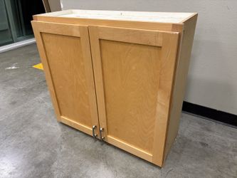 Shaker Style 30×33 Upper Cabinet with Country Maple Finish and Silver Pulls