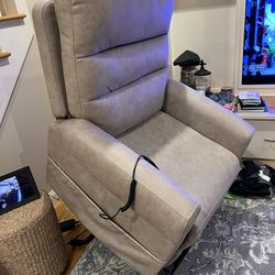 Electric Recliner / Lift Chair - Like NEW