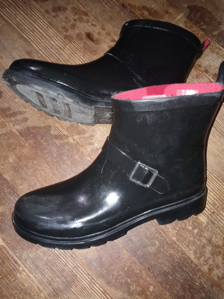 Short rain boots