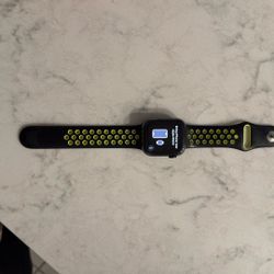 Apple Watch Series 8 GPS + Cellular.  41M