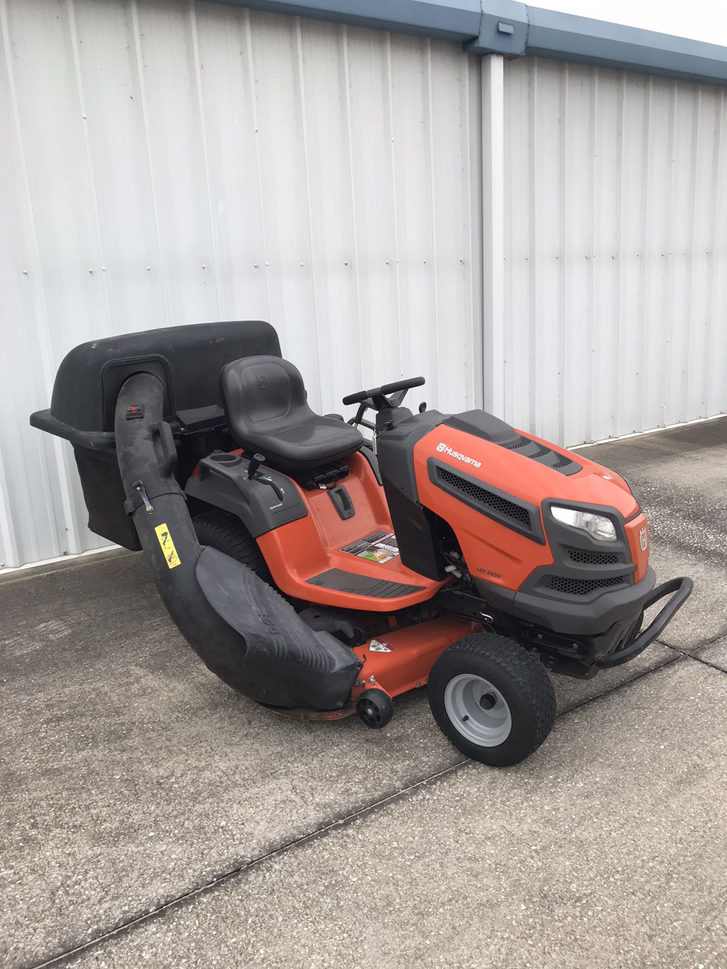 HUSQVARNA LGT2654 TRACTOR 54 INCH RIDING LAWN MOWER WITH BAGGER