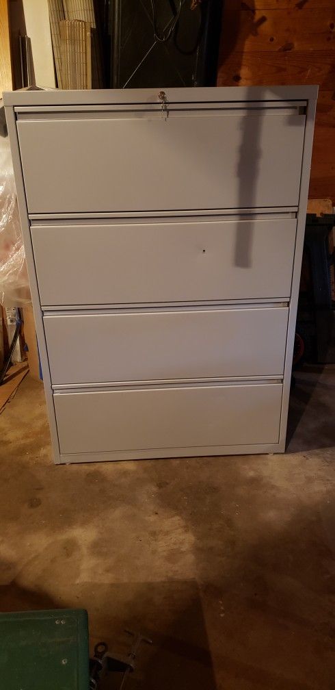 Like New Metal 4-drawer File Cabinet With Keys