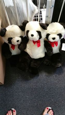 Pandas set of 3