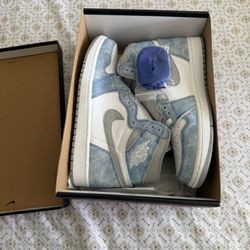 Jordan 1 Hyper Royal 
