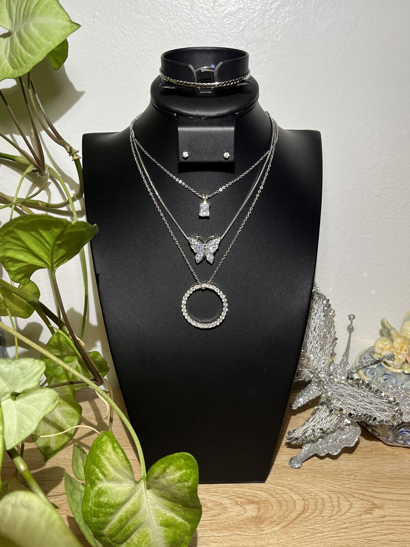 6- piece set of jewelry