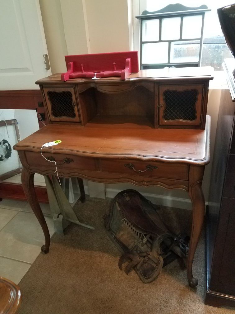 Small desk, vanity