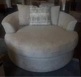 Oversized Swivel Chait