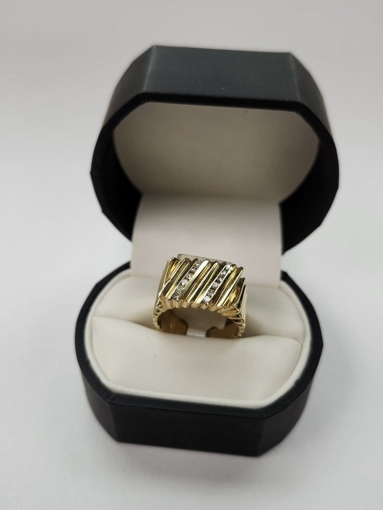 Yellow Gold Ring With Diamonds