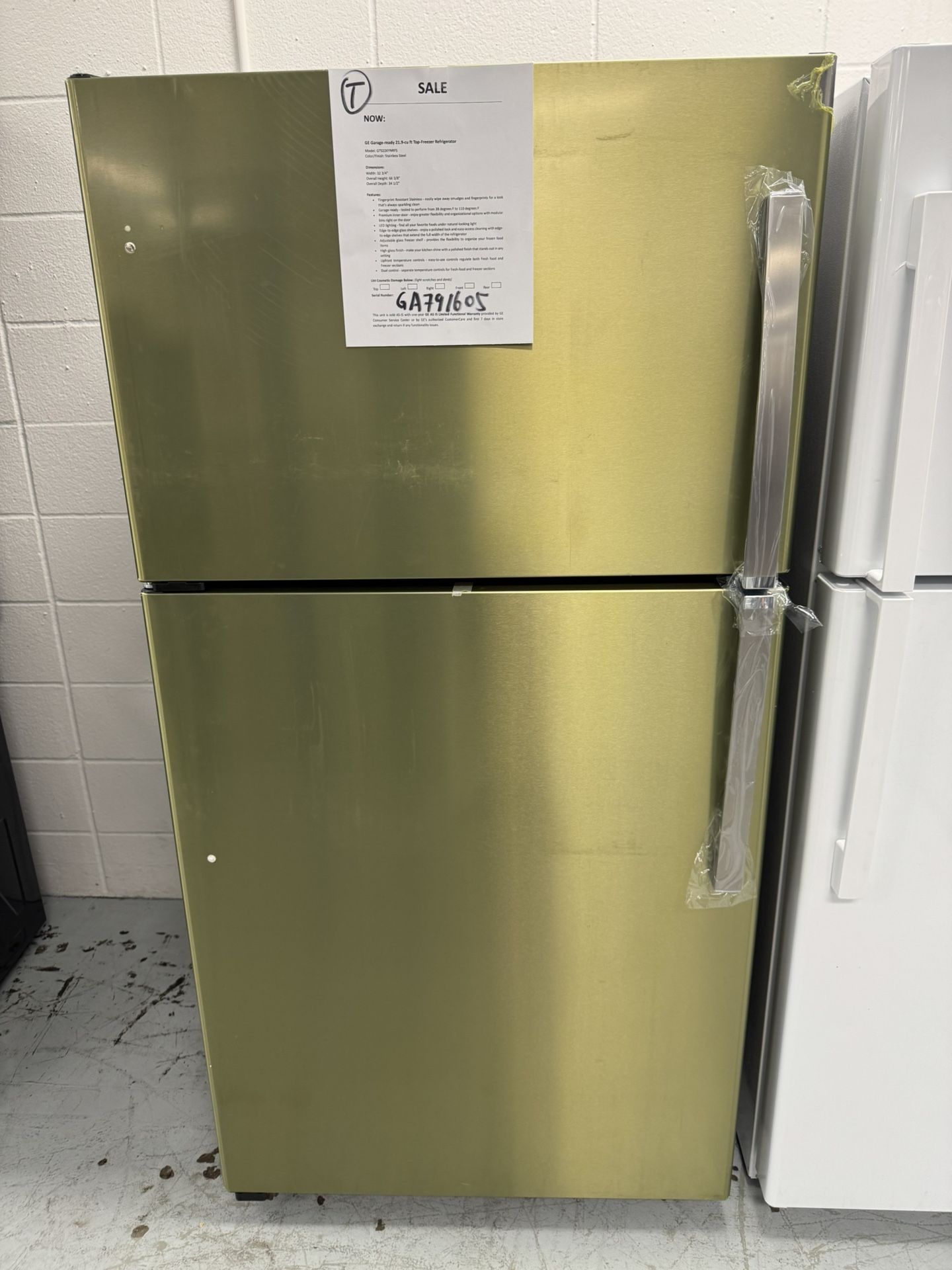 GARAGE READY 22 Cu.ft Top Freezer Refrigerator