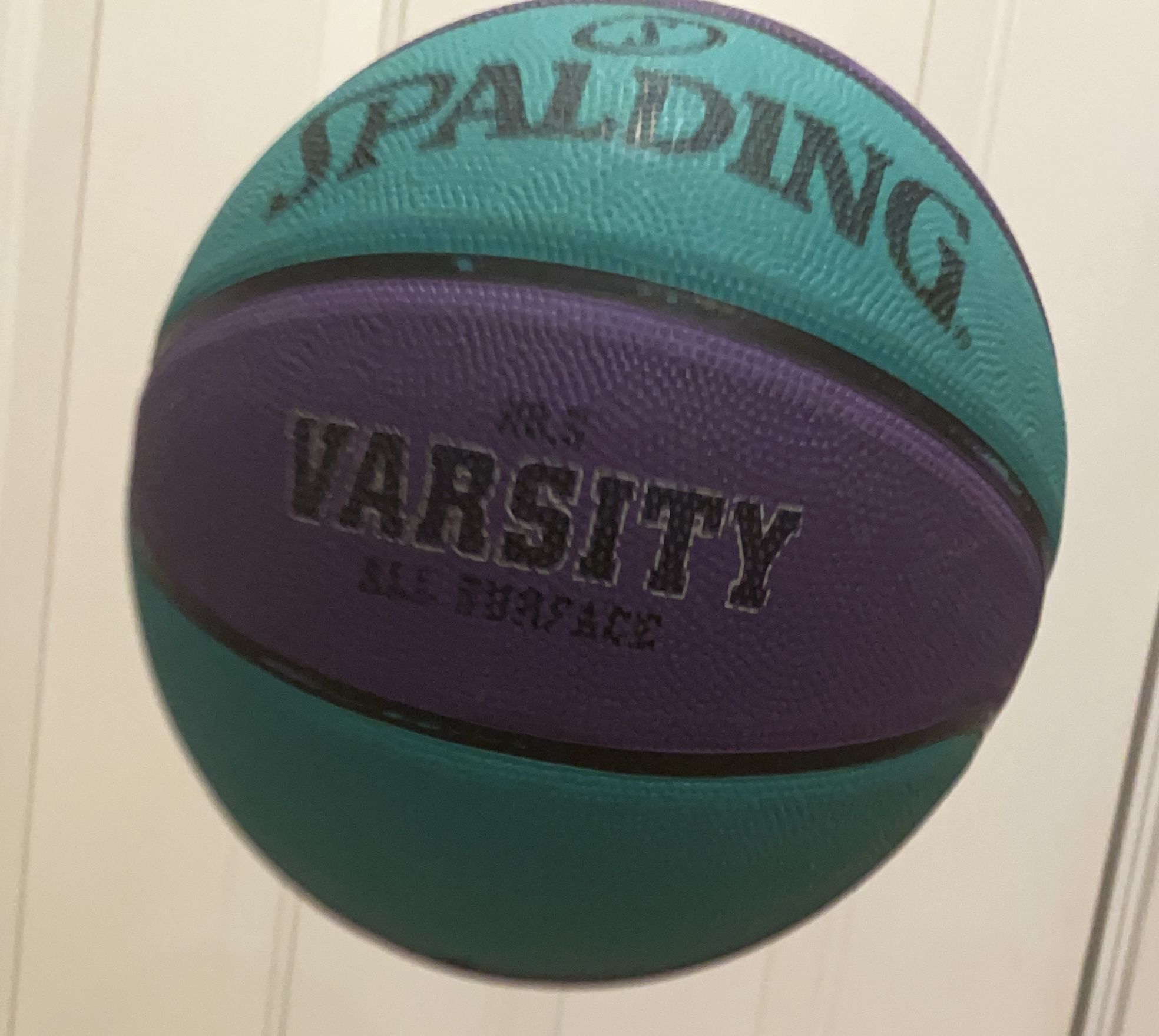 Spalding Varsity Outdoor Basketball – Größe 7 (55,9 Cm), Robuste Gummiaußenschicht, Für Straße & Park