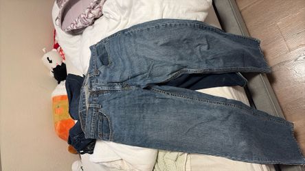 navy blue levi’s jeans