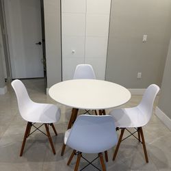 Dining Room Table With 4 Chairs $250