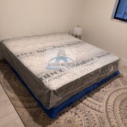 King mattress pillow top and box spring set (2pc - brand new)