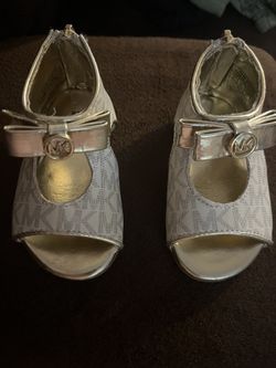 Authentic MK Girls Sandals They Are Adorable 🥰 They Are Vanilla And Gold Size 5