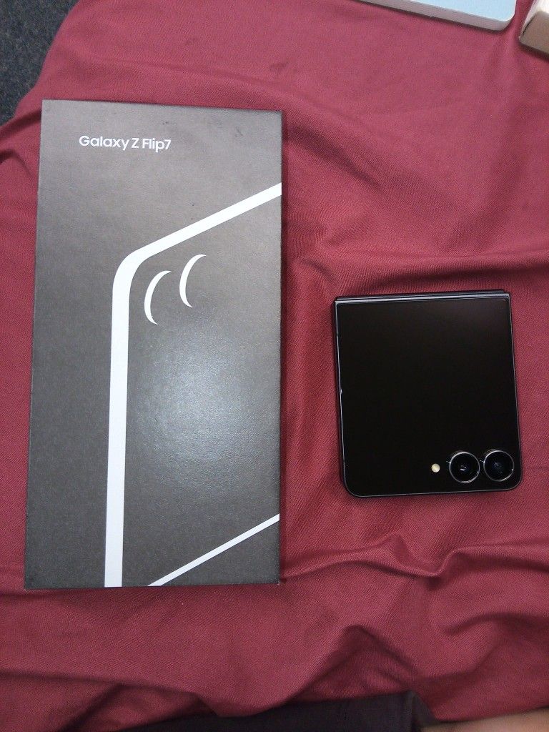 Galaxy Z Flip 7 256 GB Unlocked/ Please Read Description