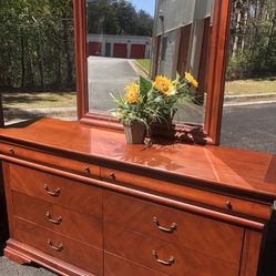 Quality Solid Wood Long Dresser , Big Drawers, Big Mirror . Drawers Sliding Smoothly Great Confition